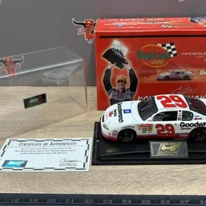 Revell 1:24 2001 Tropicana GM Goodwrench Monte