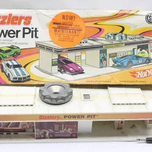 Hot Wheels Redline Sizzlers Pit Toy in box