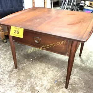 NICE BASSETT FURNITURE END / COFFEE TABLE