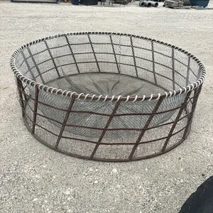 Round bale feeder with net