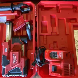 MILWAUKEE M12 HAMMERVAC UNIVERSAL DUST EXTRACTOR IN HARD TRANSPORT CASE WITH 2 BATTERIES & CHARGER