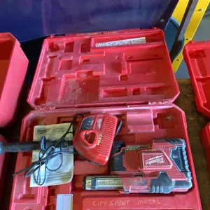 MILWAUKEE M12 HAMMERVAC UNIVERSAL DUST EXTRACTOR IN HARD TRANSPORT CASE WITH 2 BATTERIES & CHARGER
