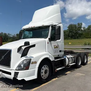 2013 Volvo VNL semi truck