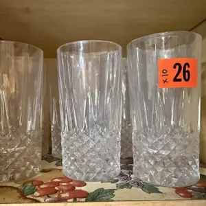 Clear drinking glasses (10)