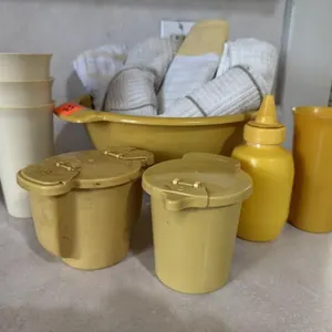 Colander, tumblers, kitchen linens