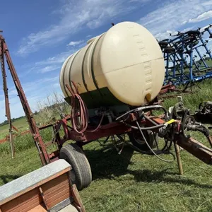 Field sprayer with boom arms