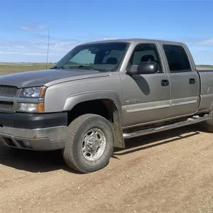 2003 CHEVROLET Silverado 2500HD Crew Cab Short Box Truck, 215,500 KM.