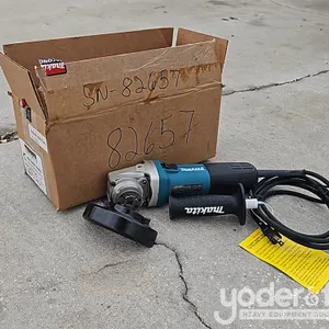 Makita GA4570 