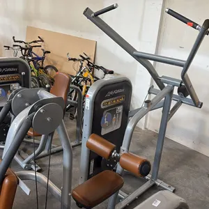 LIFE FITNESS LAT PULLDOWN STATION