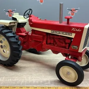 Scale Models 1:8 McCormick/IH 1206 Farmall
