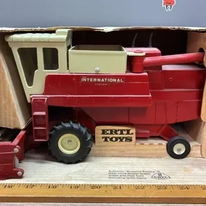 ERTL 1:16 International Combine.