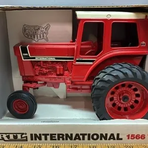 ERTL 1:16 International 1566 Tractor.