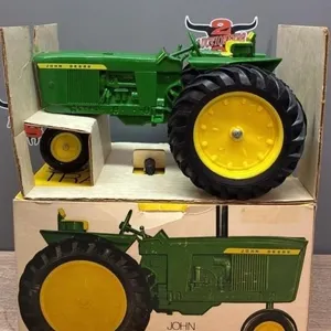 ERTL 1:16 John Deere 3020 Tractor.