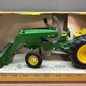 ERTL 1:16 John Deere Utility Tractor w/Loader.