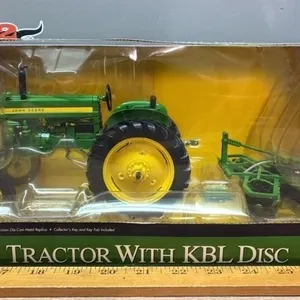 ERTL Britains 1:16 John Deere 420 Tractor w/KBL
