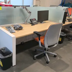 Steelcase US3072 WKSF 4-person laminate desk section. Features light woodgrain laminate tops, metal bases, and 20"H glass panel dividers. Includes 4 a