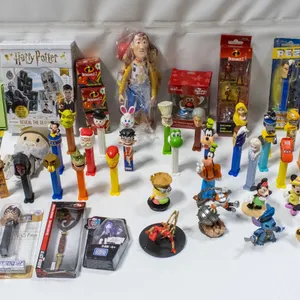 FLAT OF VINTAGE+ MODERN TOYS/FIGURES