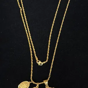 APPROX 22K CHAIN (28") WITH THREE APPROX 20K+ PENDANTS (30.8G)