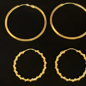 TWO PAIRS APPROX 22K HOOP EARRINGS (12G)