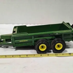 John Deere Hydra-Push manure spreader