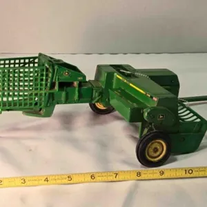 ERTL John Deere 348 square hay baler, 1:16 scale
