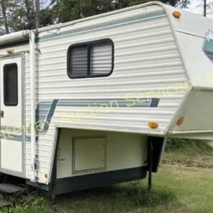 1993 Okanagan fifth wheel Holiday trailer