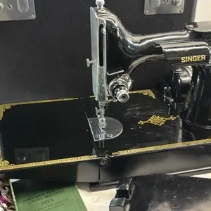 Singer Featherweight Sewing Machine 221-1 portable