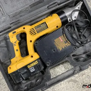 DeWalt DC490 Cordless 18-Gauage Swivel Head and Shear
 UNRESERVED