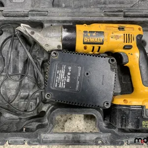 DeWalt DC491 Cordless 18-Gauage Swivel Head and Shear
 UNRESERVED