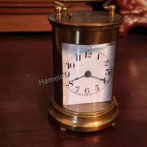 Small shelf clock