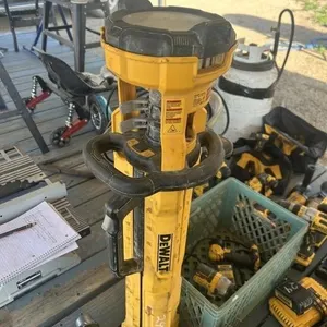 DEWALT 20V TRIPOD LIGHT