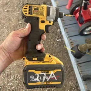 DEWALT 20V IMPACT DRIVER W/ BATTERY