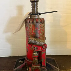 (1) Bottle Jack