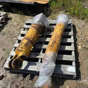 Quantity of (2) Cat Hydraulic Dozer Lift Cylinders