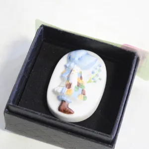 1982 HOLLY HOBBIE CERAMIC BROOCH