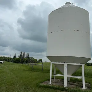 1500 BUSHEL SMOOTH WALL HOPPER BOTTOM GRAIN BIN
