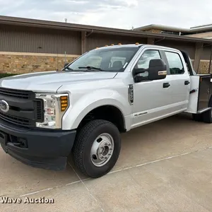 2018 Ford F350 Super Duty Crew Cab utility bed pickup truck