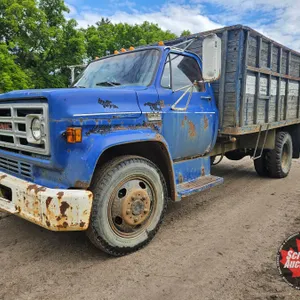 GRAIN TRUCK : 1974 GMC C5000 : 2-Ton : 12ft Box & Hoist