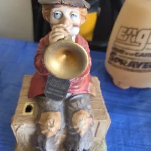Melody in motion, clown.
Music box