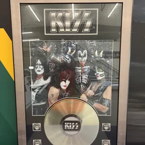 Kiss Plaque