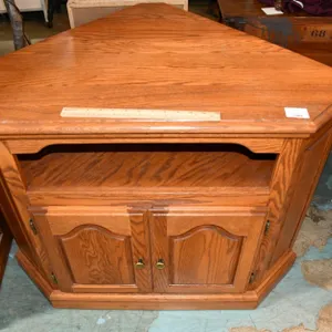 Oak Corner Table Measures 39 x 24 x 30.5