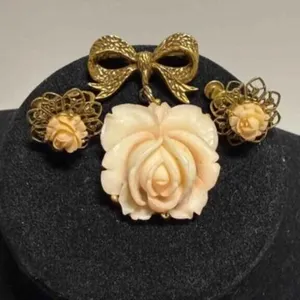 Antiqued Gold tone Resin Rose Bow Brooch &
