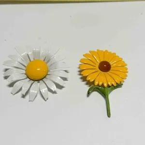 2 Daisy 1960's vintage Enamel Pins Brooches