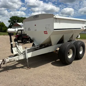 Willmar 800 Pull Type Dry Fertilizer Spreader, 40’, Tandem Axle, 19L-16.1 Tires, 540 PTO, Ground Dri