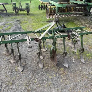 John Deere 3pt Mounted 2 Row Cultivator