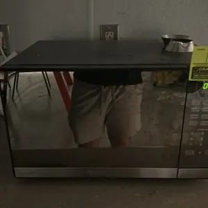 Oster household countertop microwave oven. Features a digital control panel, glass turntable tray, and 1000W cooking power. Electrical: 115V, 1-Phase.