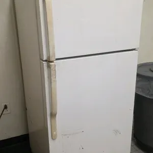 GE GTS16BBSARWW top-freezer refrigerator. Features wire shelving, door bins, and bottom crisper drawers. S/N: AM787851. Electrical: 110-127V, 60Hz, 6.
