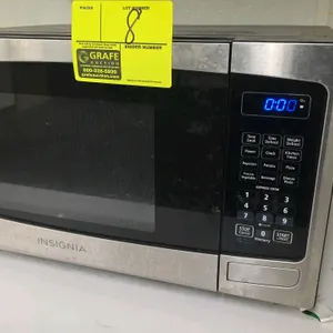 2022 Insignia NS-MW09SS8 countertop microwave oven. Features stainless steel and black finish, digital touchpad control panel with LED display, and gl
