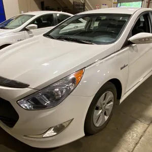 2014 HYUNDAI SONATA HYBRID, 4DRSD, WHITE, VIN KMHEC4A42EA111555,