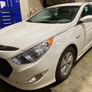 2014 HYUNDAI SONATA HYBRID, 4DRSD, WHITE, VIN KMHEC4A44EA111931,